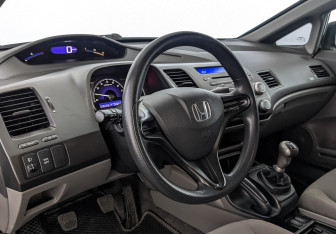 Подержанный автомобиль Honda Civic Sedan 2008 года (15 фото)