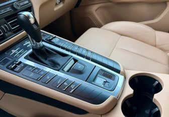 Подержанный автомобиль Porsche Macan 2020 года (12 фото)