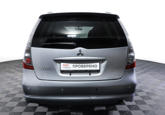 Подержанный автомобиль Mitsubishi Grandis 2008 года (6 фото)