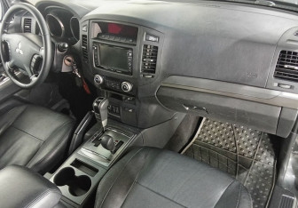 Подержанный автомобиль Mitsubishi Pajero 2013 года (11 фото)