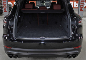 Подержанный автомобиль Porsche Cayenne 2018 года (10 фото)