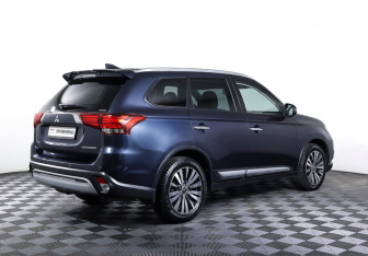 Подержанный автомобиль Mitsubishi Outlander 2019 года (5 фото)