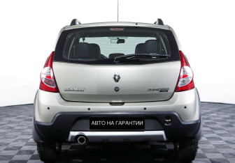 Подержанный автомобиль Renault Sandero 2013 года (6 фото)