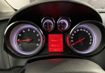 Подержанный автомобиль Opel Astra Hatchback 2011 года (14 фото)