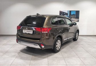 Подержанный автомобиль Mitsubishi Outlander 2021 года (5 фото)