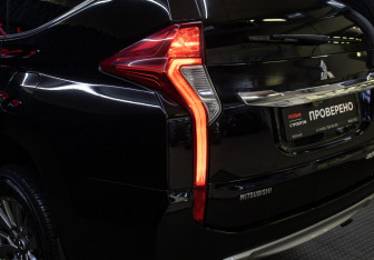 Подержанный автомобиль Mitsubishi Pajero Sport 2018 года (22 фото)