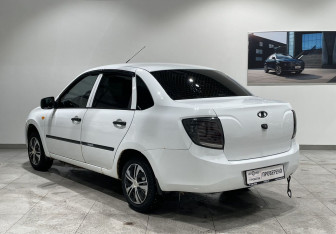 Подержанный автомобиль LADA (ВАЗ) Granta Sedan 2013 года (7 фото)