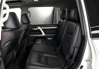 Подержанный автомобиль Toyota Land Cruiser Suv 2019 года (15 фото)