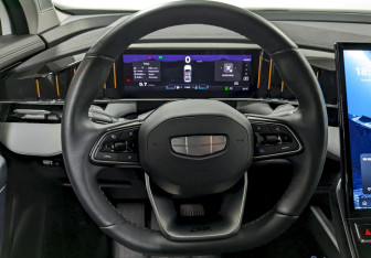Подержанный автомобиль Geely Atlas 2024 года (25 фото)