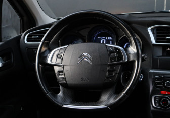 Подержанный автомобиль Citroen C4 Hatchback 2011 года (12 фото)