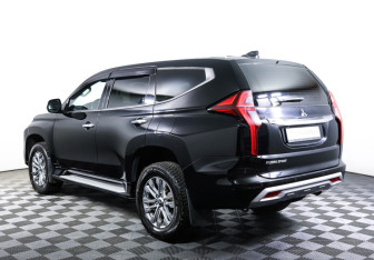 Подержанный автомобиль Mitsubishi Pajero Sport 2021 года (7 фото)