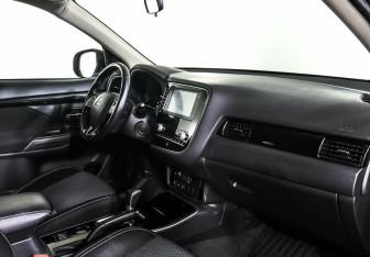 Подержанный автомобиль Mitsubishi Outlander 2020 года (9 фото)
