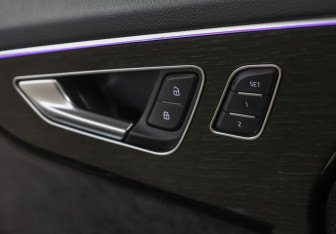 Подержанный автомобиль Audi Q8 2019 года (21 фото)