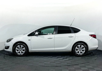 Подержанный автомобиль Opel Astra Sedan 2014 года (8 фото)