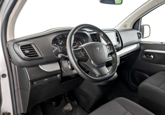 Подержанный автомобиль Peugeot Traveller 2021 года (17 фото)