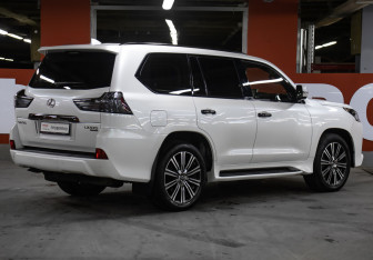 Подержанный автомобиль Lexus LX 2018 года (5 фото)
