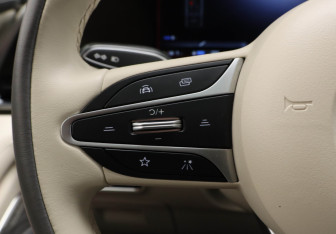 Подержанный автомобиль Voyah Dream 2023 года (17 фото)