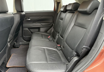 Подержанный автомобиль Mitsubishi Outlander 2012 года (11 фото)