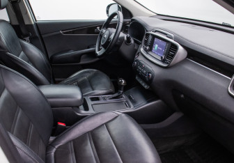 Подержанный автомобиль Kia Sorento 2017 года (9 фото)