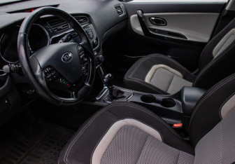 Подержанный автомобиль Kia Ceed Hatchback 2012 года (10 фото)