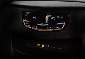 Подержанный автомобиль Cadillac Escalade Suv 2016 года (16 фото)