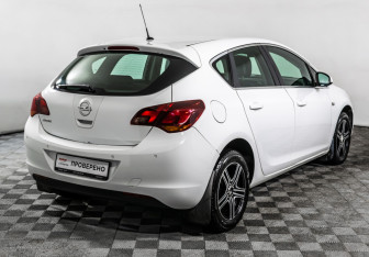 Подержанный автомобиль Opel Astra Hatchback 2011 года (5 фото)
