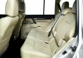 Подержанный автомобиль Mitsubishi Pajero 2015 года (15 фото)