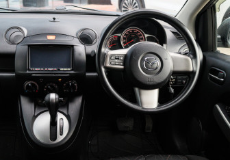 Подержанный автомобиль Mazda Demio 2011 года (10 фото)