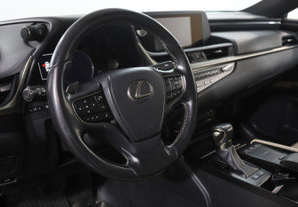 Подержанный автомобиль Lexus ES 2018 года (13 фото)