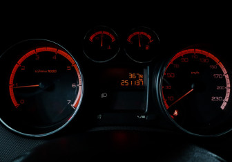 Подержанный автомобиль Peugeot 308 Hatchback 2011 года (11 фото)