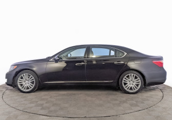 Подержанный автомобиль Lexus LS 2011 года (8 фото)