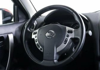 Подержанный автомобиль Nissan Qashqai 2013 года (11 фото)