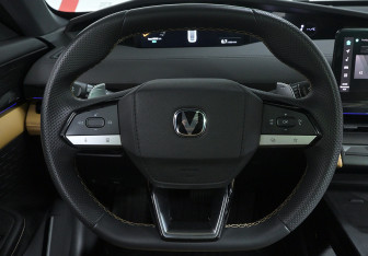 Подержанный автомобиль Changan UNI-V 2022 года (10 фото)