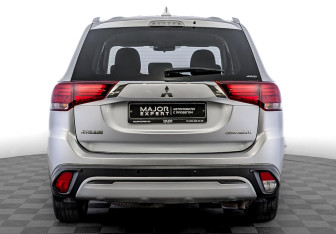 Подержанный автомобиль Mitsubishi Outlander 2019 года (6 фото)