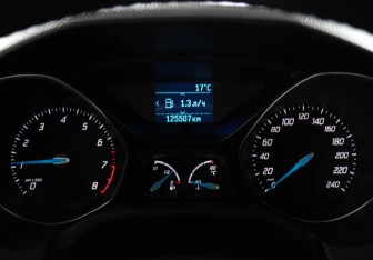 Подержанный автомобиль Ford Focus Hatchback 2011 года (11 фото)