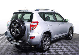 Подержанный автомобиль Toyota RAV4 2012 года (5 фото)