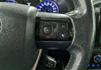 Подержанный автомобиль Toyota Hilux 2015 года (28 фото)
