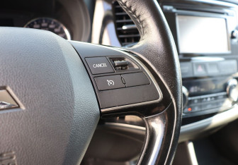 Подержанный автомобиль Mitsubishi Outlander 2015 года (16 фото)