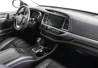 Подержанный автомобиль Toyota Highlander 2017 года (6 фото)