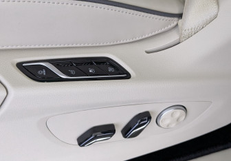 Подержанный автомобиль Voyah Dream 2023 года (12 фото)