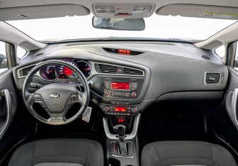 Подержанный автомобиль Kia Ceed Hatchback 2017 года (14 фото)