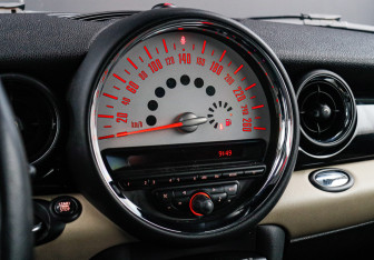 Подержанный автомобиль MINI Hatch 2013 года (11 фото)