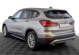 Подержанный автомобиль BMW X1 2022 года (7 фото)