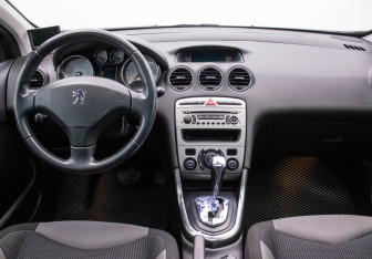 Подержанный автомобиль Peugeot 308 Hatchback 2010 года (14 фото)
