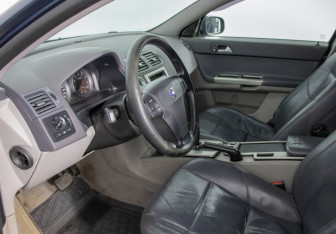 Подержанный автомобиль Volvo S40 2007 года (10 фото)