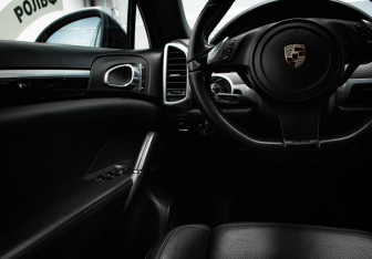 Подержанный автомобиль Porsche Cayenne 2011 года (16 фото)