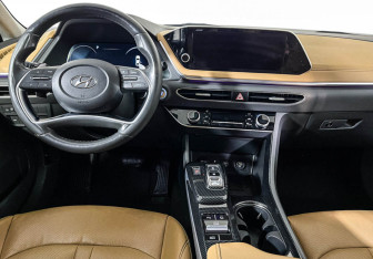 Подержанный автомобиль Hyundai Sonata 2020 года (12 фото)