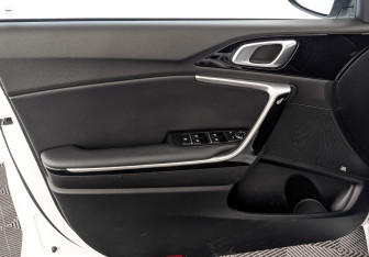 Подержанный автомобиль Kia Ceed Wagon 2022 года (19 фото)