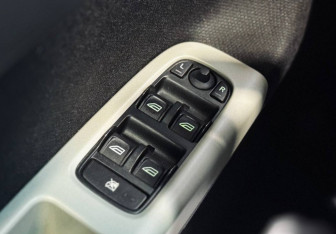 Подержанный автомобиль Volvo S40 2008 года (14 фото)