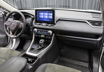 Подержанный автомобиль Toyota RAV4 2022 года (11 фото)